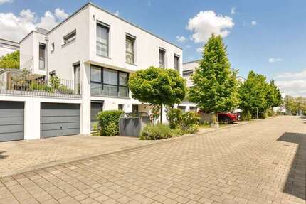 Haus zum Kaufen in Stuttgart-ZuffenhausenZazenhausen 790.000 € 128.3 m²